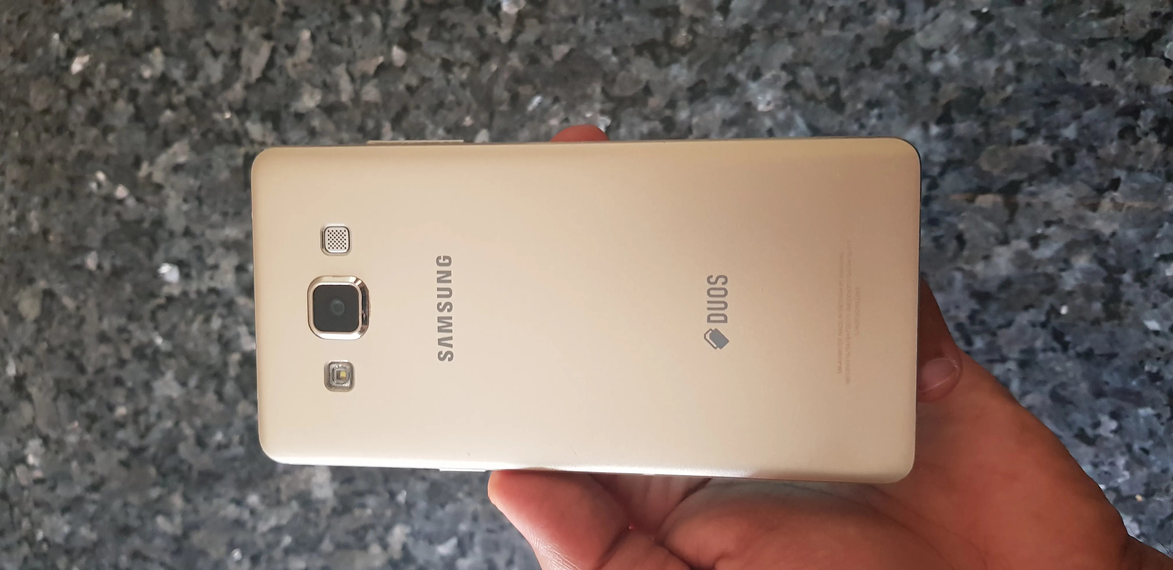 Samsung Galaxy GALAXY A5 9/10 rare gold colour mint condition - ad image 4