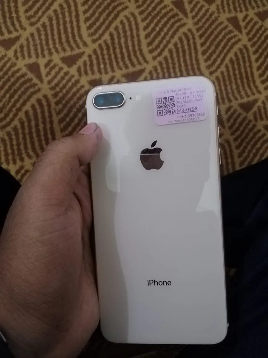 iphone 8 plus good condition koi scrathes nai - ad image 1