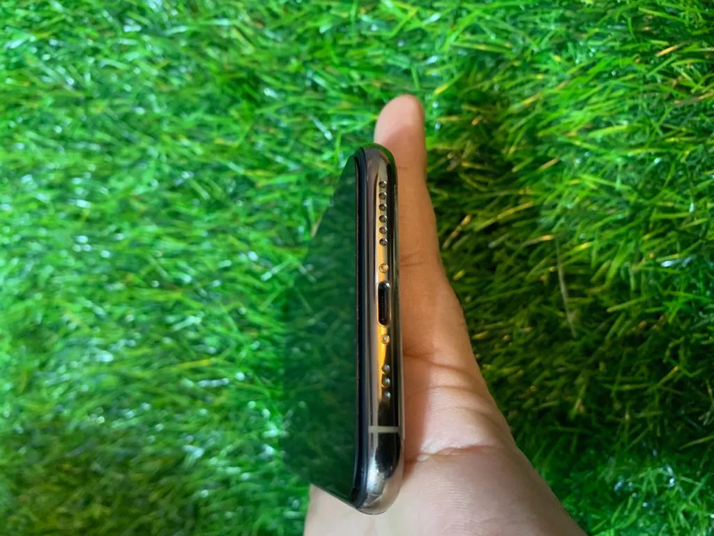 Iphone xs - ad image 3