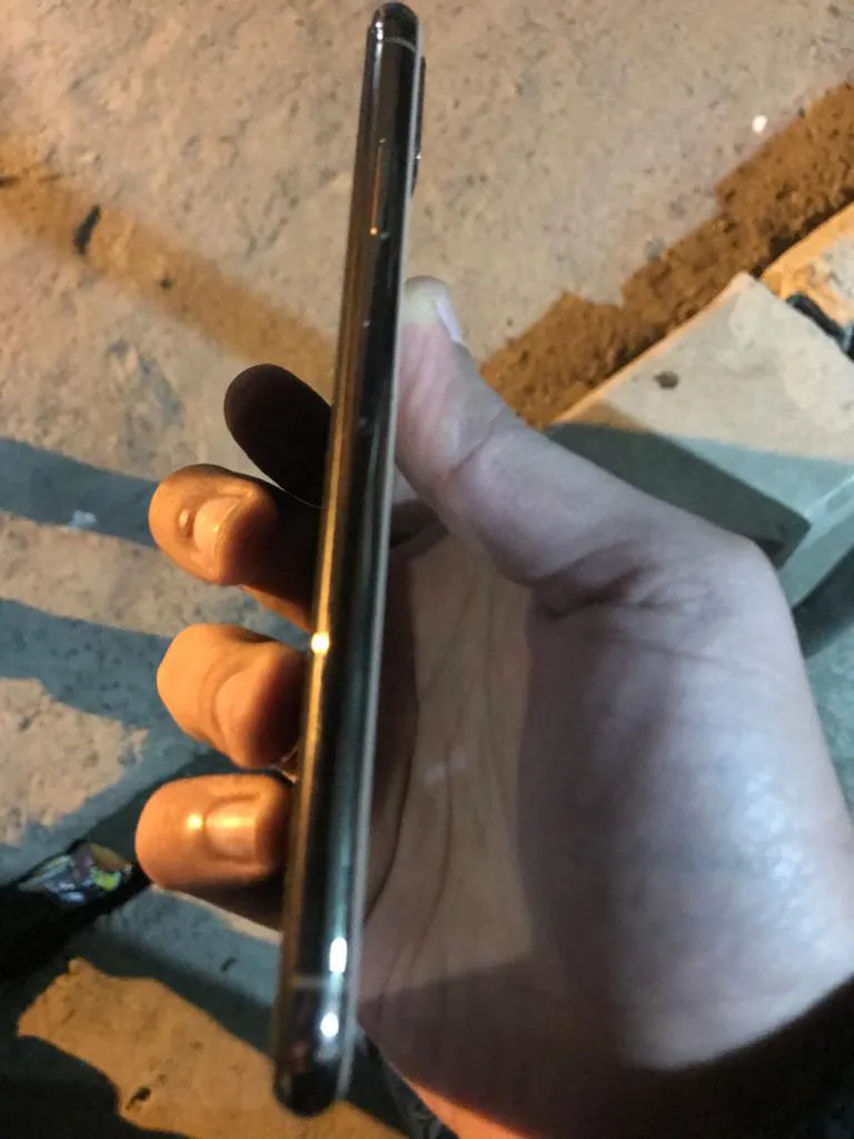 iPhone XS Max Gold 64Gb - ad image 3