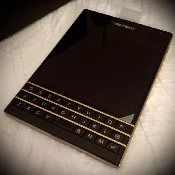 Blackberry Passport with complete accessories 10/10 - ad image 1