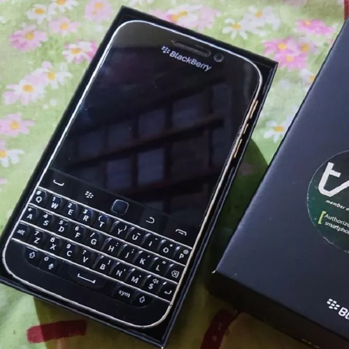 blackberry Q10 box pack - ad image 2